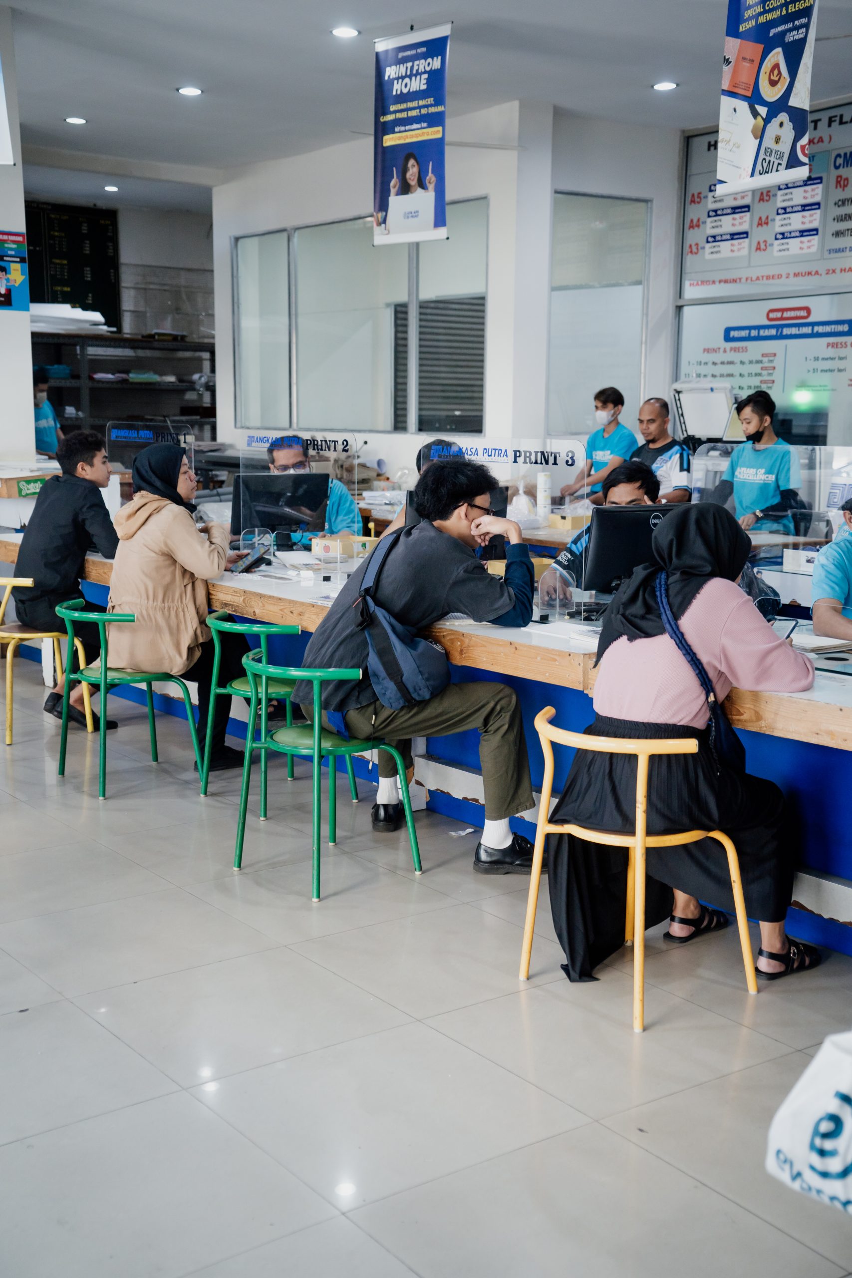 Melayani pelanggan harian di outlet