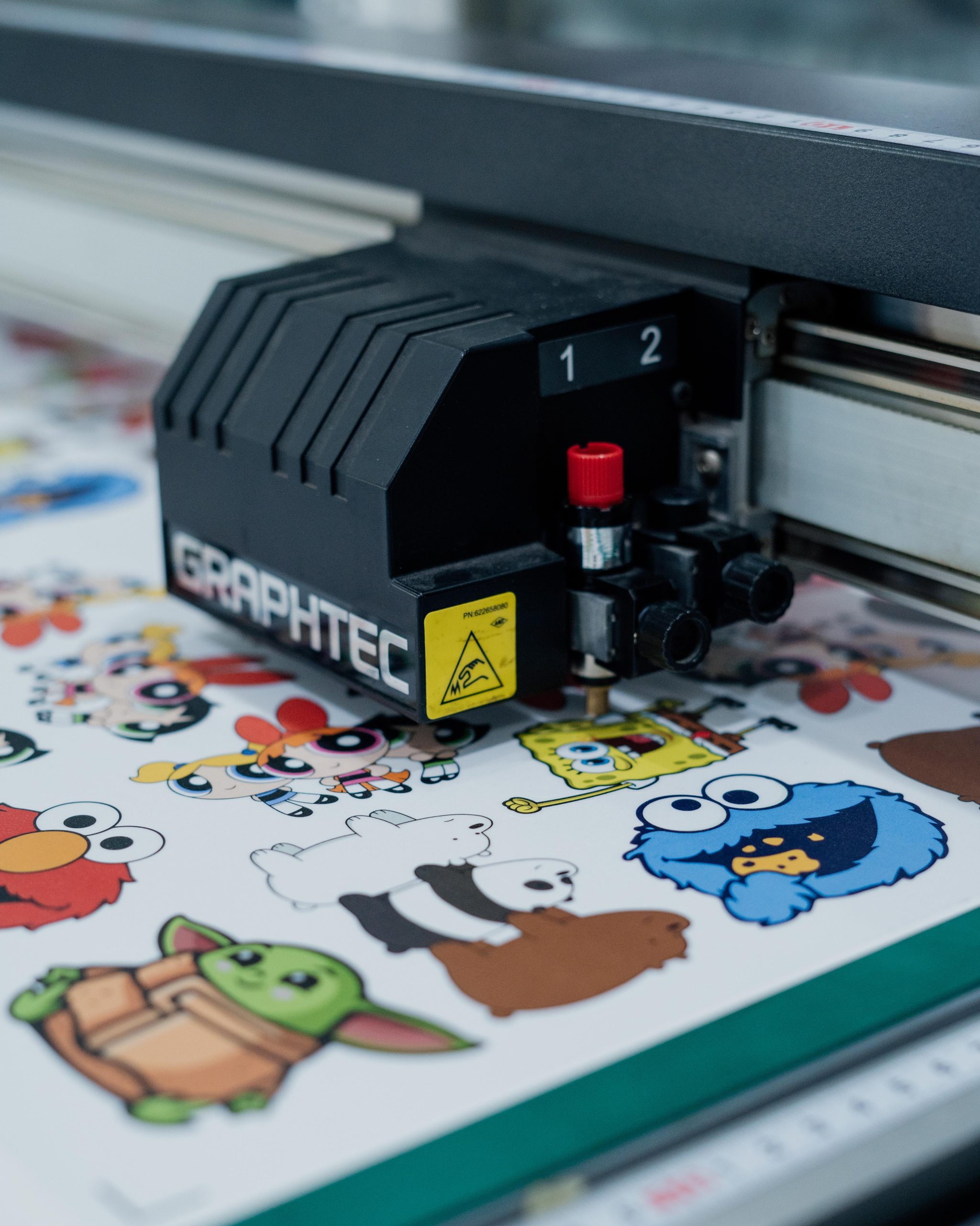 Proses cutting sticker presisi